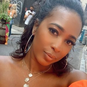 Meet your Posher, Nia